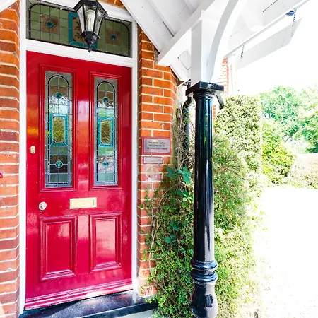 The Lawn Guest House Gatwick-2